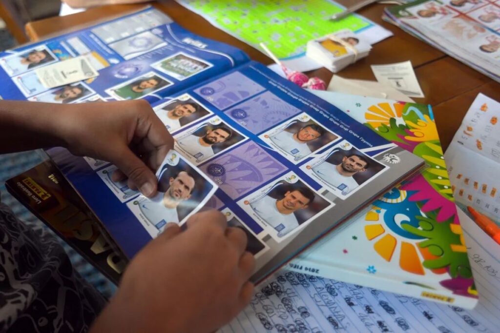A Copa do Mundo de 2026 terá 48 seleções pela primeira vez na história — e o tradicional álbum da Panini ficou gigante!