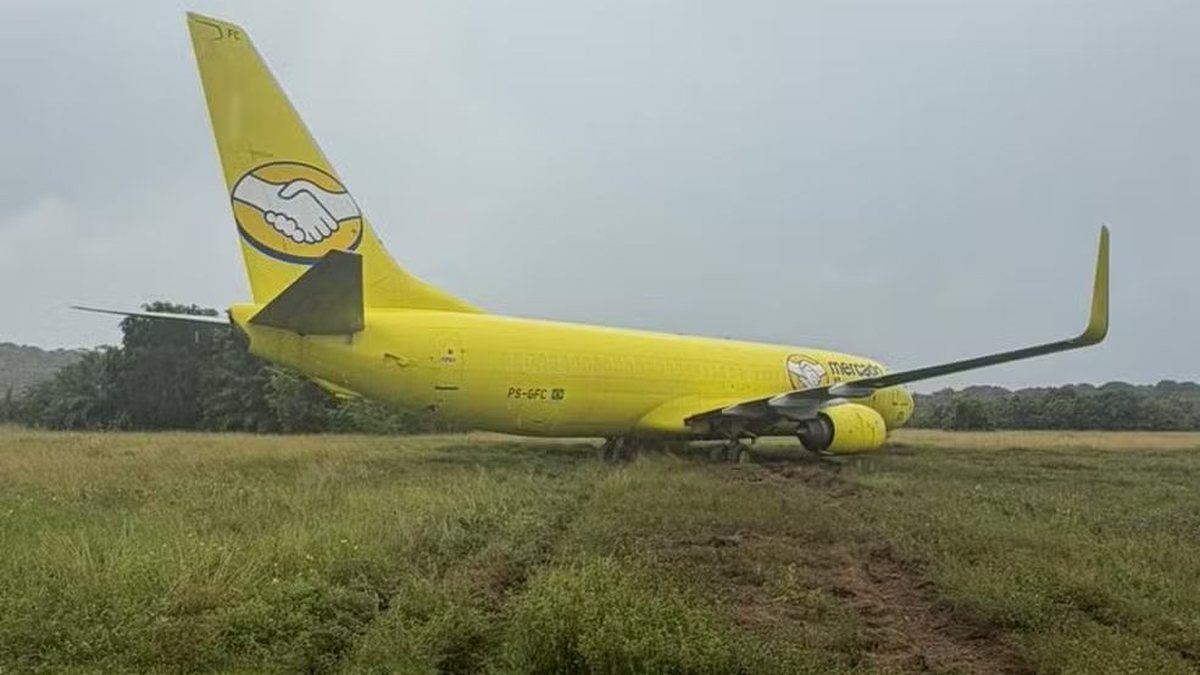 Uma aeronave cargueira da GOL saiu da pista após pouso neste sábado (9)