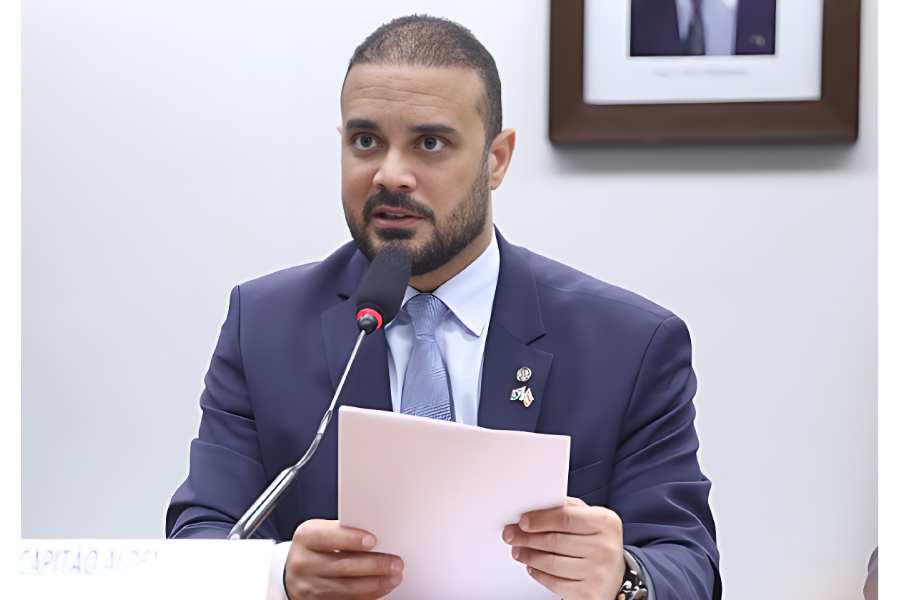O deputado federal Capitão Alden protocolou a PEC 8/2026 na Câmara dos Deputados.
