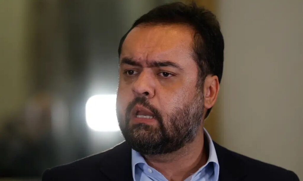 O ex-governador do Rio de Janeiro, Cláudio Castro (PL), foi alvo da 8ª fase da Operação Compliance Zero, deflagrada nesta terça-feira (26) pela Polícia Federal.