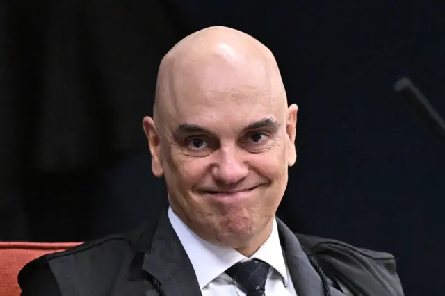 O ministro Alexandre de Moraes, do Supremo Tribunal Federal, autorizou na última quarta-feira (6) que a cozinheira da família do ex-presidente Jair Bolsonaro tenha acesso à residência onde ele cumpre prisão domiciliar.