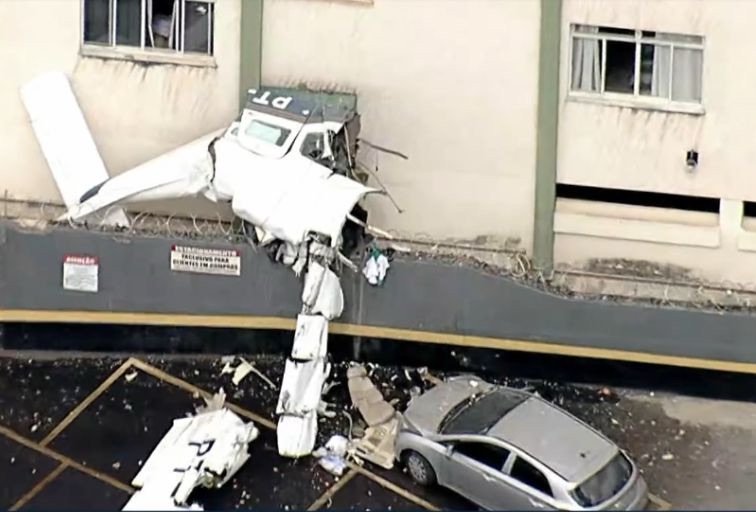 Um avião de pequeno porte atingiu um prédio em Belo Horizonte.
