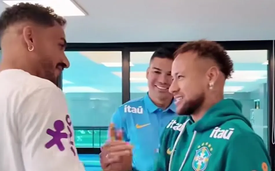 A Seleção Brasileira chegou ao Rio de Janeiro neste sábado (30) e foi recebida com muita animação pelos torcedores.