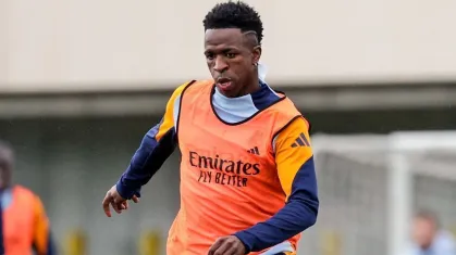 O craque Vinícius Júnior acertou um golaço DE LETRA durante o treino do Real Madrid.
