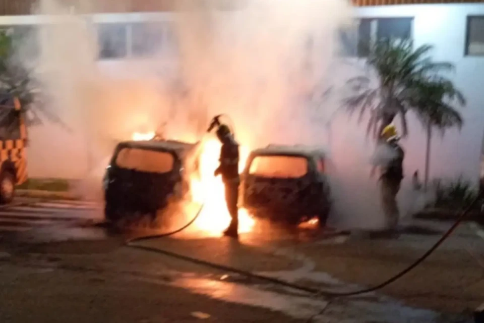 Duas viaturas da SET foram destruídas por um incêndio na madrugada desta sexta (1º), em Goiânia. Fogo começou por volta das 4h