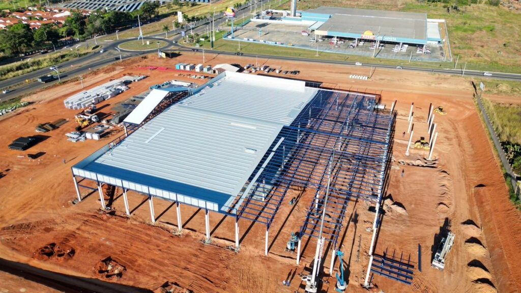 A nova unidade será inaugurada no dia 29 de agosto e chega trazendo grandes expectativas para a cidade, com geração de empregos, fortalecimento da economia local, aumento da competitividade no comércio e valorização da região.