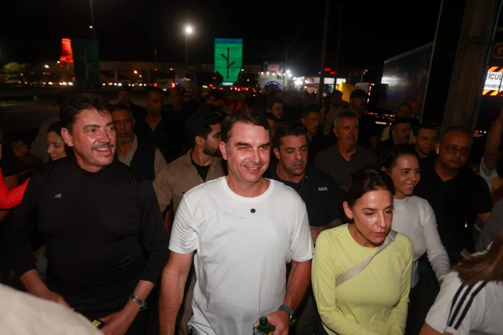 O senador Flávio Bolsonaro participou nesta sexta-feira (26) de uma caminhada de 18 quilômetros entre Goiânia e Trindade, em Goiás.