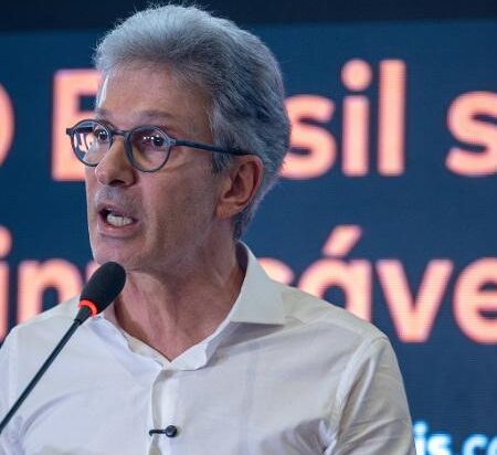 O pré-candidato à Presidência Romeu Zema criticou a tarifa de 25% aplicada pelos Estados Unidos sobre parte dos produtos brasileiros.