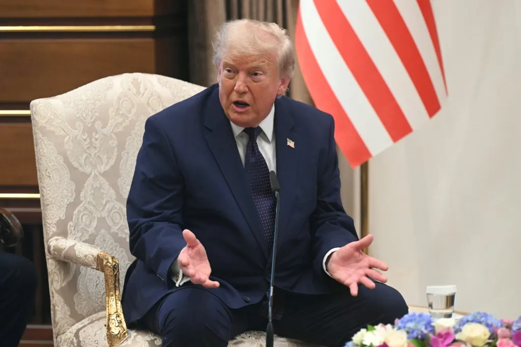 O presidente dos Estados Unidos, Donald Trump, afirmou que o ex-presidente Jair Bolsonaro, seus familiares e apoiadores estariam sendo alvo de perseguição política.