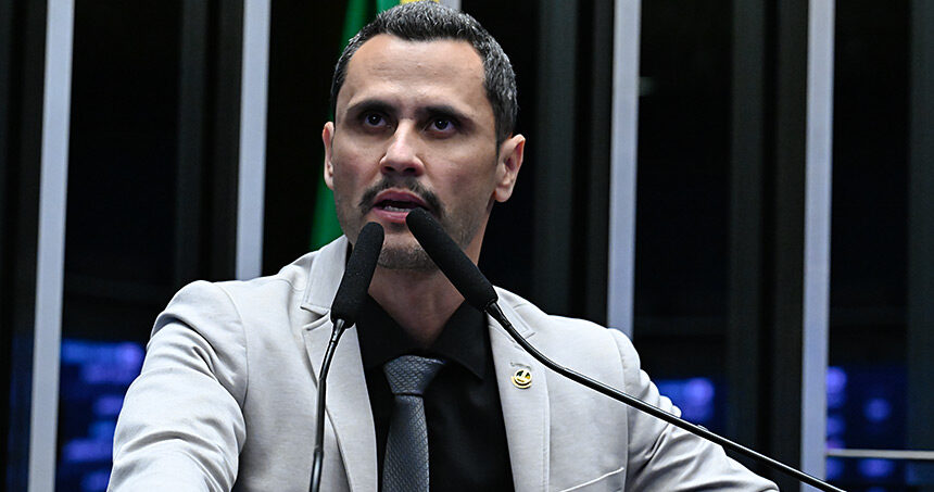 O senador Cleitinho confirmou que disputará o Governo de Minas Gerais nas eleições de 2026. O anúncio foi feito durante uma coletiva de imprensa e posteriormente reforçado em suas redes sociais, onde o parlamentar afirmou estar preparado para entrar na corrida pelo comando do Estado.