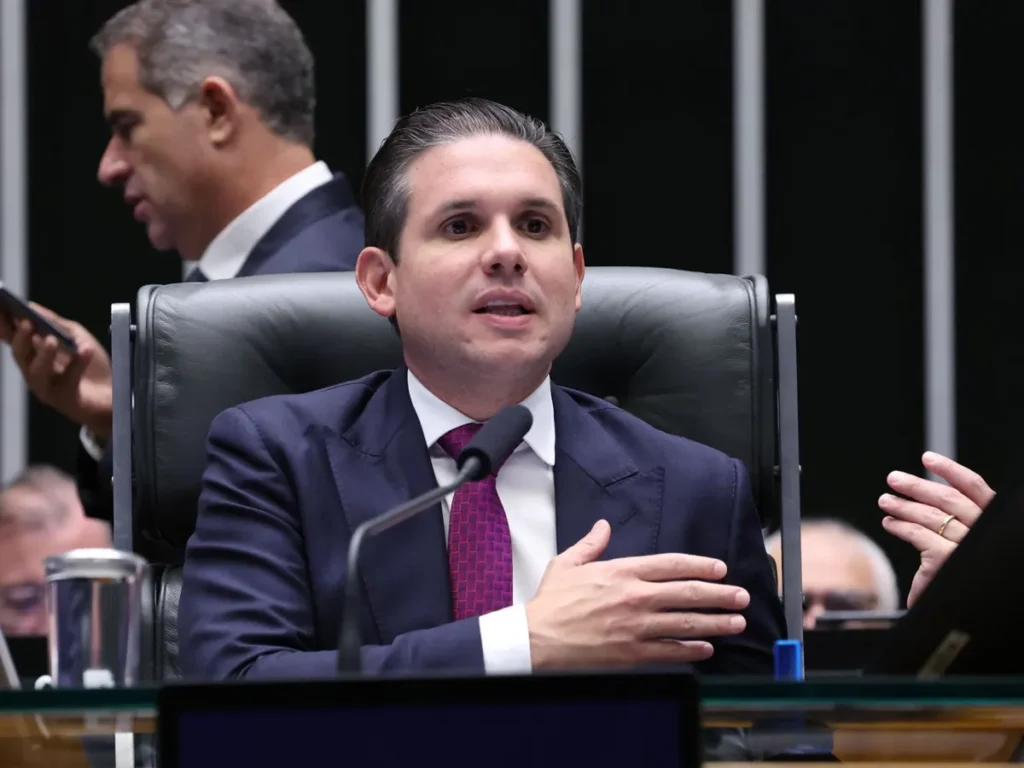 O presidente da Câmara, Hugo Motta, começou a articular uma reação às decisões do ministro Flávio Dino sobre as emendas parlamentares.