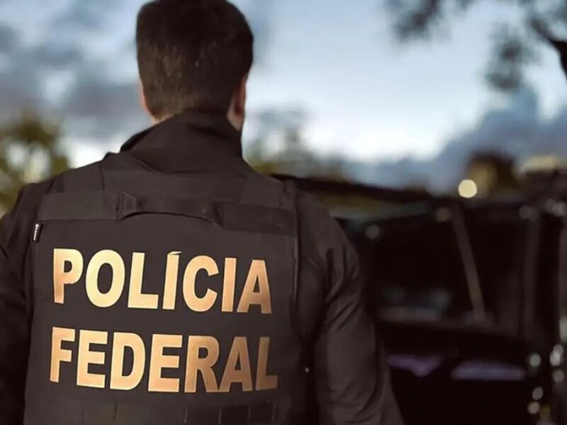A Polícia Federal deflagrou nesta quinta-feira (9) a Operação Emendatio, que investiga um suposto esquema de desvio de recursos de emendas parlamentares federais destinadas a organizações da sociedade civil no Rio de Janeiro.