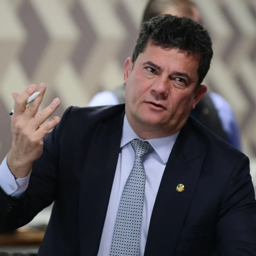 O senador Sergio Moro criticou a decisão do ministro Alexandre de Moraes que proibiu Flávio Bolsonaro de visitar o ex-presidente Jair Bolsonaro pelos próximos 90 dias.