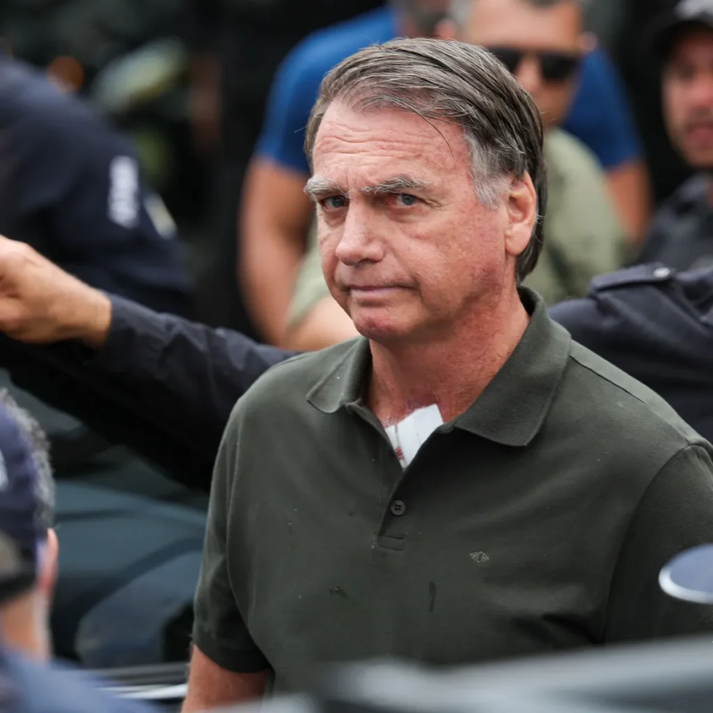 A situação eleitoral de Jair Bolsonaro é diferente da de presos que ainda não possuem condenação criminal definitiva.