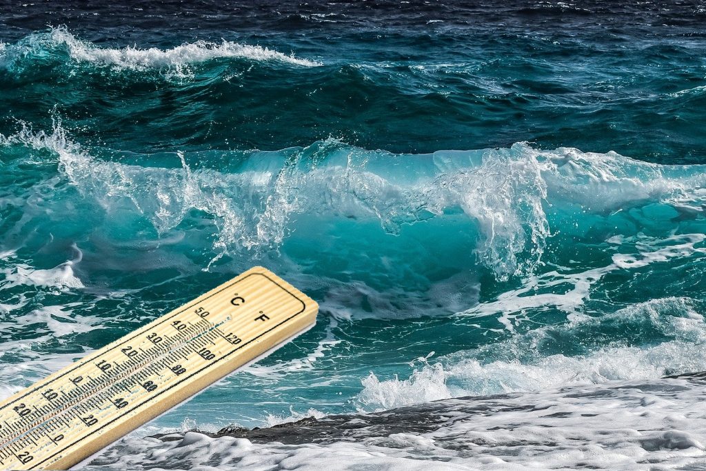 Pesquisadores alertam que a temperatura média dos oceanos atingiu o maior nível já registrado, em um marco considerado sem precedentes nos últimos 125 mil anos.