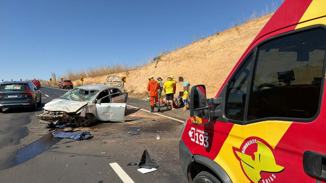 Um carro capotou na manhã deste sábado (22) no km 98 da GO-139, em Caldas Novas, em um trecho conhecido como "Curva da Morte".