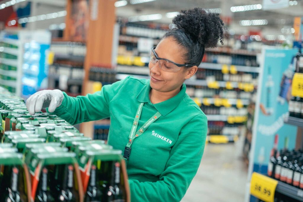 A Heineken anunciou uma ampla reestruturação global que prevê a eliminação de 5 mil a 6 mil postos de trabalho nos próximos dois anos. No cenário mais extremo, o número representa quase 7% dos aproximadamente 87 mil funcionários da companhia em todo o mundo.