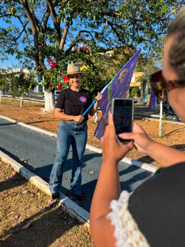 A candidata a deputada federal por Goiás, Lorrayne Castro, esteve na manhã deste domingo (23) na feira livre de Caldas Novas para conversar com feirantes, moradores e visitantes.