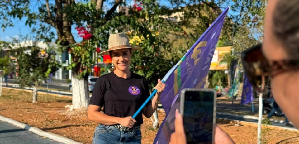 A candidata a deputada federal por Goiás, Lorrayne Castro, esteve na manhã deste domingo (23) na feira livre de Caldas Novas para conversar com feirantes, moradores e visitantes.