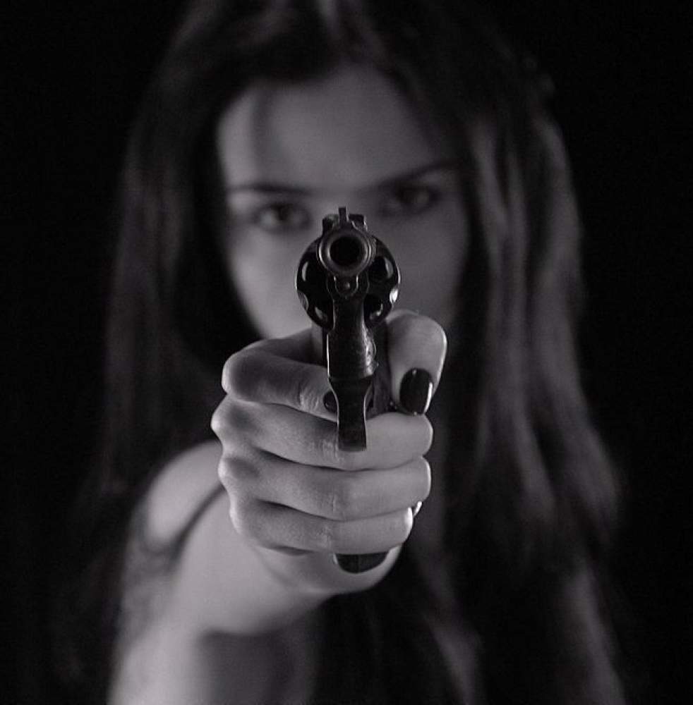 A Comissão de Segurança Pública do Senado analisa nesta terça-feira (1º) o PL 3.272/2024, que autoriza mulheres sob medida protetiva de urgência a adquirir, possuir e portar armas de fogo.