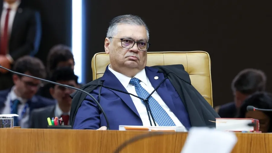 O ministro Flávio Dino pediu vista durante a sessão que discutia se os casos envolvendo Alexandre de Moraes e André Mendonça deveriam tramitar juntos ou separadamente.