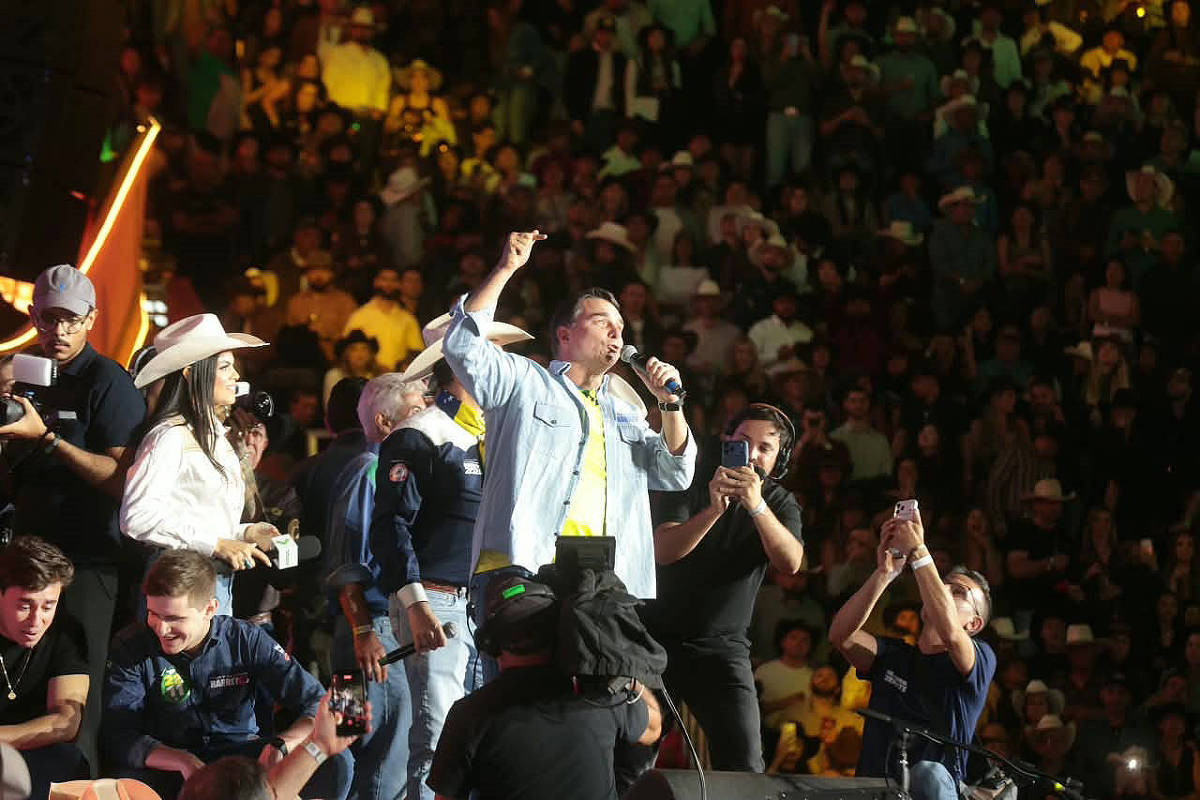 O Tribunal Superior Eleitoral (TSE) aceitou uma Ação de Investigação Judicial Eleitoral (AIJE) contra o candidato à Presidência Flávio Bolsonaro (PL) e seu vice, Alfredo Gaspar.