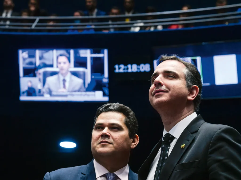 O presidente do Senado, Davi Alcolumbre (União-AP), intensificou as articulações para indicar seu aliado Rodrigo Pacheco (PSB-MG) ao Tribunal de Contas da União (TCU).