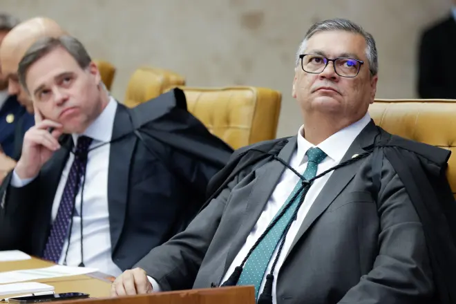 O ministro Flávio Dino anulou uma decisão de André Mendonça e liberou publicações nas redes sociais sobre a lei que tornou Nossa Senhora Aparecida a padroeira do Brasil.