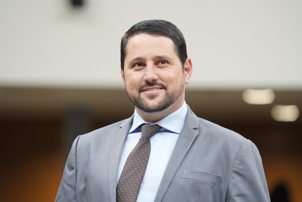 O deputado estadual André do Premium (União Brasil-GO) está sendo investigado pela Polícia Civil de Goiás por suspeita de transferir supermercados para o nome de terceiros e utilizar registros empresariais considerados irregulares para dificultar a cobrança de dívidas fiscais.