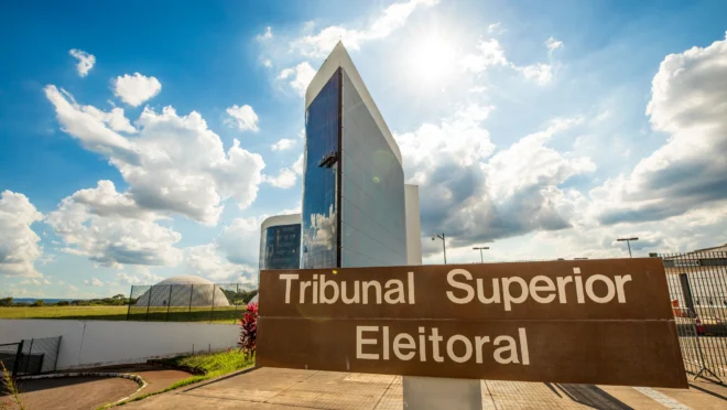 As campanhas de Lula (PT) e Flávio Bolsonaro (PL) intensificaram a disputa no Tribunal Superior Eleitoral (TSE) na reta final das Eleições 2026.