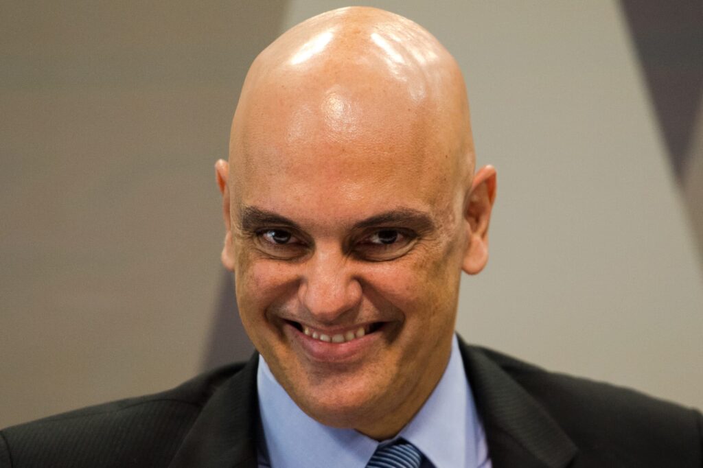 Documentos obtidos pelo Estadão apontam que o ministro Alexandre de Moraes, do STF, teria editado a última versão de um contrato de R$ 131 milhões firmado entre o escritório de sua esposa, a advogada Viviane Barci de Moraes, e o então dono do Banco Master, Daniel Vorcaro.