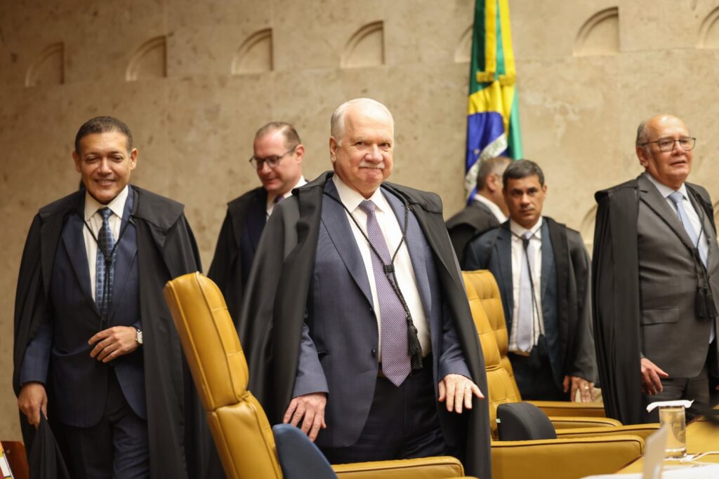 O presidente do Supremo Tribunal Federal, ministro Edson Fachin, iniciou consultas individuais aos demais integrantes da Corte antes de definir o encaminhamento de um pedido de investigação envolvendo o ministro Alexandre de Moraes.