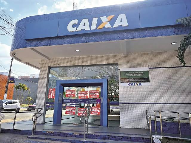 Os funcionários da Caixa Econômica Federal iniciaram nesta terça-feira (8) uma greve por tempo indeterminado após rejeitarem a proposta do Acordo Coletivo de Trabalho (ACT).