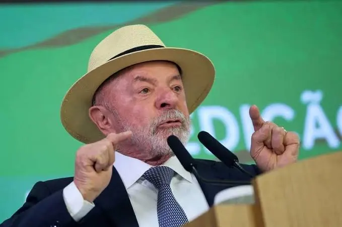 Durante entrevista ao canal Desce a Letra Show, o presidente Lula afirmou que não foi responsável pela indicação de Alexandre de Moraes ao STF e tentou atribuir a Flávio Bolsonaro participação na aprovação do ministro.