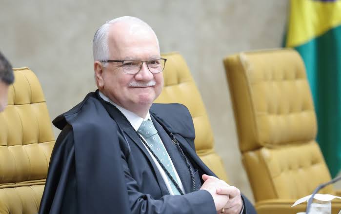 O presidente do STF, ministro Edson Fachin, votou nesta terça-feira (15) para manter separados os processos que envolvem os ministros Alexandre de Moraes e André Mendonça.