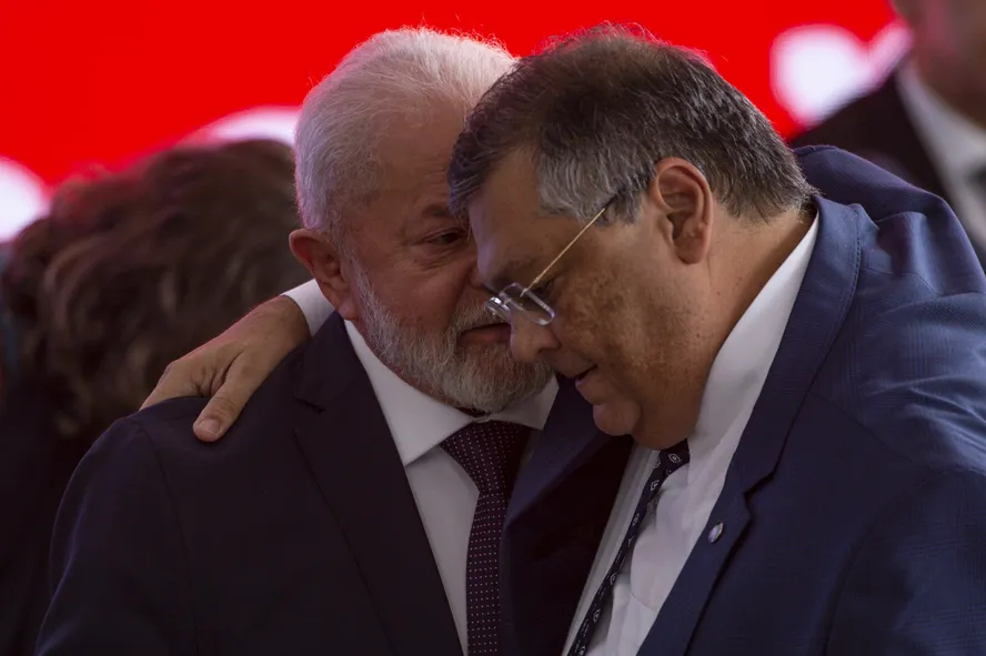 O PT acionou diretamente o ministro Flávio Dino, do STF, para pedir investigação sobre uma suposta interferência estrangeira nas eleições de 2026, com alegações envolvendo possíveis ações favoráveis à candidatura de Flávio Bolsonaro.