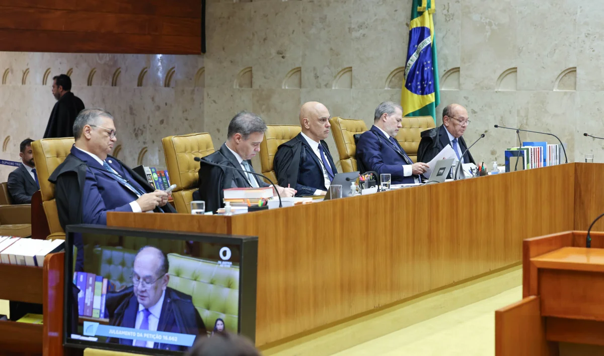 O Supremo Tribunal Federal encerrou nesta terça-feira (15) uma sessão de mais de sete horas sem decidir sobre a eventual abertura de investigação contra o ministro Alexandre de Moraes a partir de relatório da Polícia Federal relacionado a mensagens atribuídas ao ex-banqueiro Daniel Vorcaro.