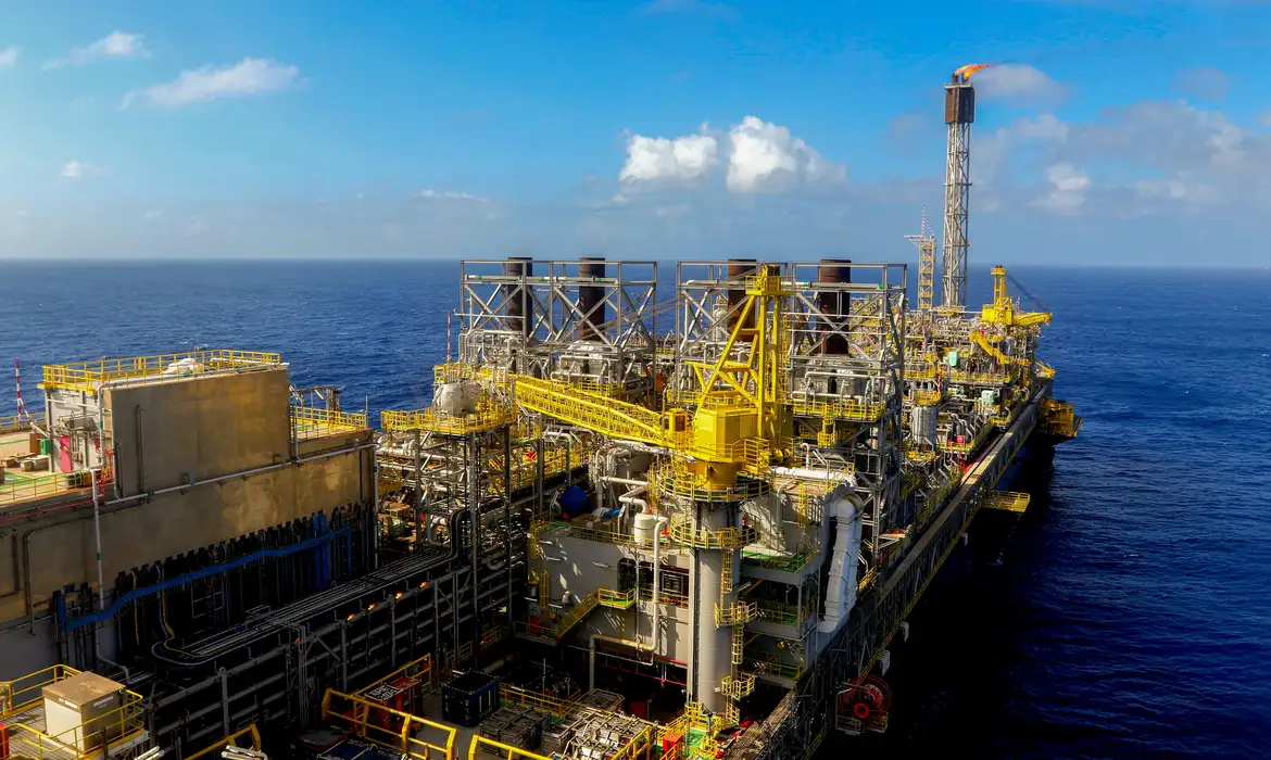 O preço do petróleo disparou nesta segunda-feira (7) após uma nova escalada do conflito entre Estados Unidos e Irã aumentar o temor de interrupções no fornecimento de energia no Oriente Médio.